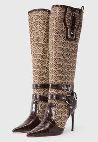 Stivali alti fino al ginocchio in tessuto marrone a fantasia, con punte appuntite, accentuati da cinture in pelle marrone scamosciata con stampa coccodrillo e hardware in argento.