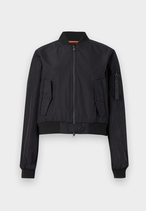 Veste bomber noire avec fermeture éclair frontale, deux poches à rabat, col et poignets côtelés, et une poche zippée sur la manche gauche.