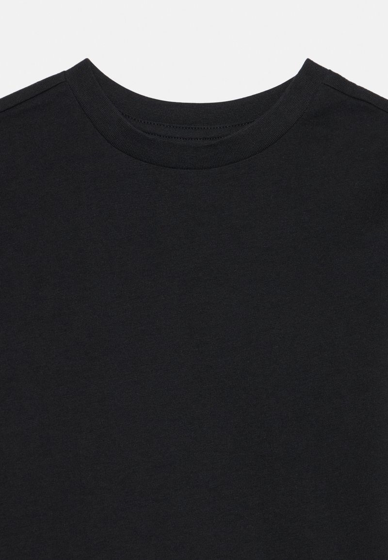 Schwarzes Baumwoll-T-Shirt mit Rundhalsausschnitt, kurzen Ärmeln und glatter Textur, ohne sichtbare Muster oder Akzente.