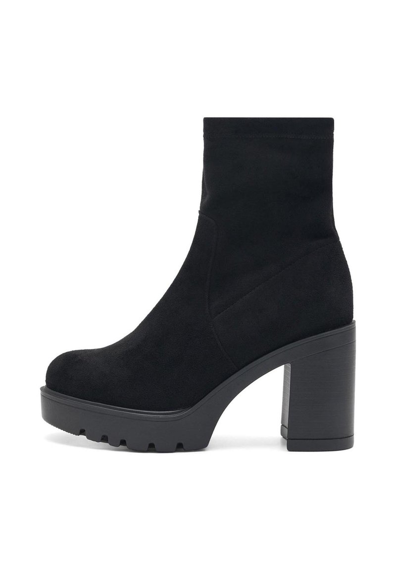 Melnas zamša potlēpes ar noapaļotu purngalu, augstu blokveida papēdi un strukturētu zoli. Piedāvā gludu šahtu ar minimālu šuvju detalizāciju.