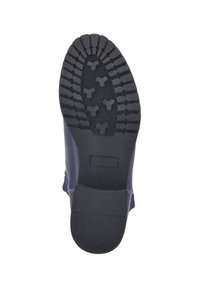 Suela de una bota azul marino con una superficie de goma texturizada, surcos profundos para el agarre, un tacón plano y un área de punta reforzada.