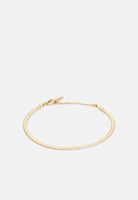 Bracciale color oro con un design liscio e flessibile. Presenta una chiusura e un'estensione a catena per una misura regolabile. Dettagli sulla superficie testurizzati.