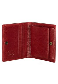 Rote Lederbörse mit strukturiertem Finish, ausgestattet mit mehreren Kartenfächern, einem durchsichtigen Ausweisfach und einem Messingdruckknopfverschluss.