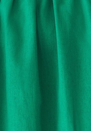 Grønt stof med en glat tekstur og let glans. Har et ensartet, vævet mønster, vist i draperede folder.