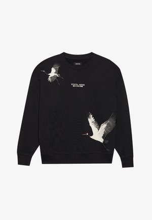 Čierna mikina s dvoma bielymi čajkami v lete s červenými akcentmi. Pod dizajnom je vytlačený text "KYOTO, JAPONSKO".