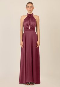 Langes burgunderrotes Kleid aus Satin mit Halterneck, Schlüsselloch-Ausschnitt und floralem Akzent am Hals; fließender Rock und taillierte Taille.