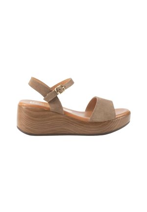 Sandalia de cuña de ante marrón con una tira en el tobillo y hebilla dorada, con una suela de plataforma de madera texturizada.