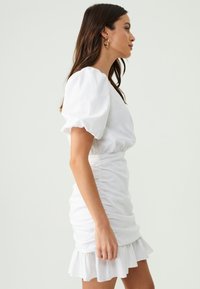 SÁVEL ADISON  - Shift-haljina - white