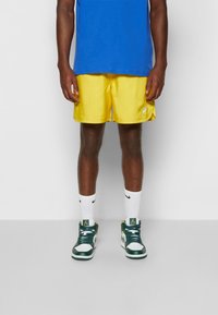 Nike Sportswear M NSW SPE WVN LND FLOW SHORT - Calças de fato de treino - vivid sulfur/white
