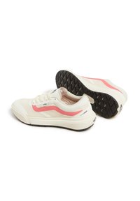 Zapatillas blancas con acentos en rosa, paneles de malla y suelas de goma con un patrón de diamante. Incluyen cierre con cordones y detalles de marca.