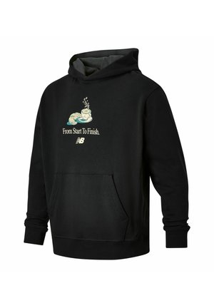 Haut à capuche noir avec une poche avant, présentant un graphique d'un croissant et d'une tasse de café au-dessus du texte "Du début à la fin." Logo New Balance inclus.