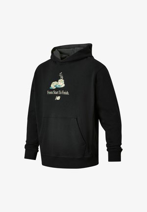Sort hoodie med en frontlomme, udstyret med et grafisk motiv af en croissant og en kaffekop ovenfor teksten "Fra Start Til Slut." New Balance-logo inkluderet.