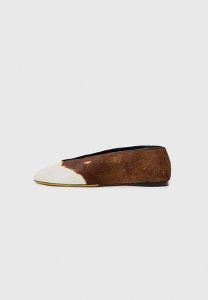 Braun-weiße flache Schuhe aus strukturiertem Haarledermaterial mit spitzem Zehendesign und schwarzem Innenfutter. Mit einer gelben Sohle.