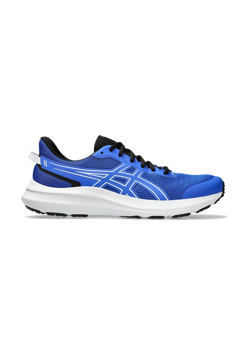 Chaussure de course en mesh bleu avec accents noirs, possède un dessus texturé, une semelle blanche et une semelle extérieure en caoutchouc noir pour une bonne adhérence.