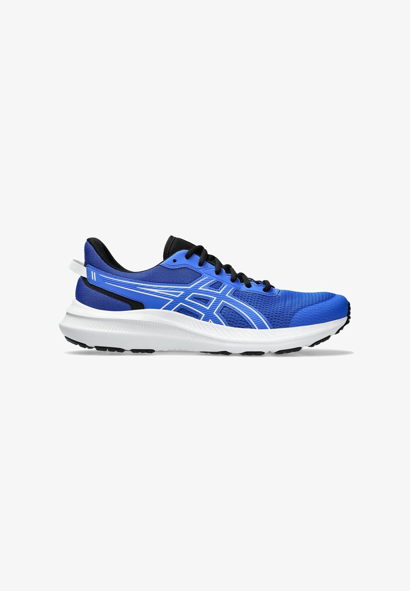 Chaussure de course en mesh bleu avec accents noirs, possède un dessus texturé, une semelle blanche et une semelle extérieure en caoutchouc noir pour une bonne adhérence.