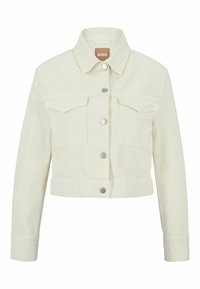 Bílá zkrácená džínsová bunda s stříbrnými detaily, dvěma náprsními kapsami a zapínáním na knoflíky. Obsahuje klasický límec a dlouhé rukávy.