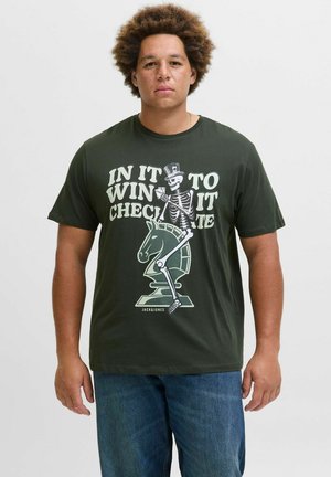 Dunkelgrünes Baumwoll-T-Shirt mit einem Skelett-Graphic, das Spielkarten neben einer Schachfigur eines Ritters hält. Kurze Ärmel, Rundhalsausschnitt.