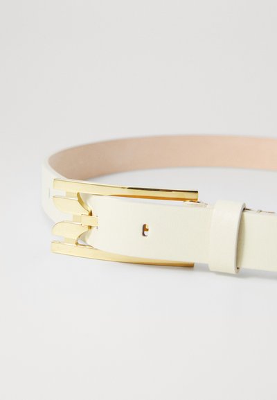 Hvit lærbelte med en glatt overflate, med en gullmetallspenne med intrikate detaljer og et klassisk design.