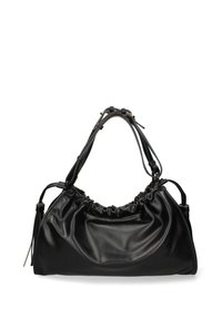 Borsa a mano in pelle nera con un design a cima arricciata, due manici a spalla e dettagli laterali a frange. Texture liscia con una forma slanciata.