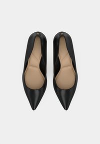 Décolleté neri in pelle con tacco alto e punta affusolata. Soletta beige morbida con design strutturato. Esterno liscio e ritaglio frontale prominente.