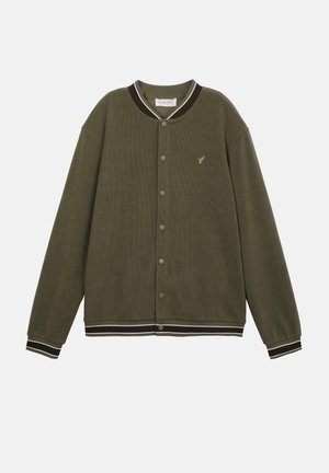 Olijfgroene blousejack met geribbelde kraag, manchetten en zoom met witte strepen en een klein vogel-logo op de borst.