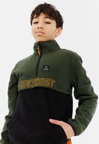 Fleece-Halbzip-Pullover in Dunkelgrün und Schwarz, ausgestattet mit einem großen orangefarbenen Logo und einer Kängurutasche, mit einem durchgehenden Kragen und Stofftextur.