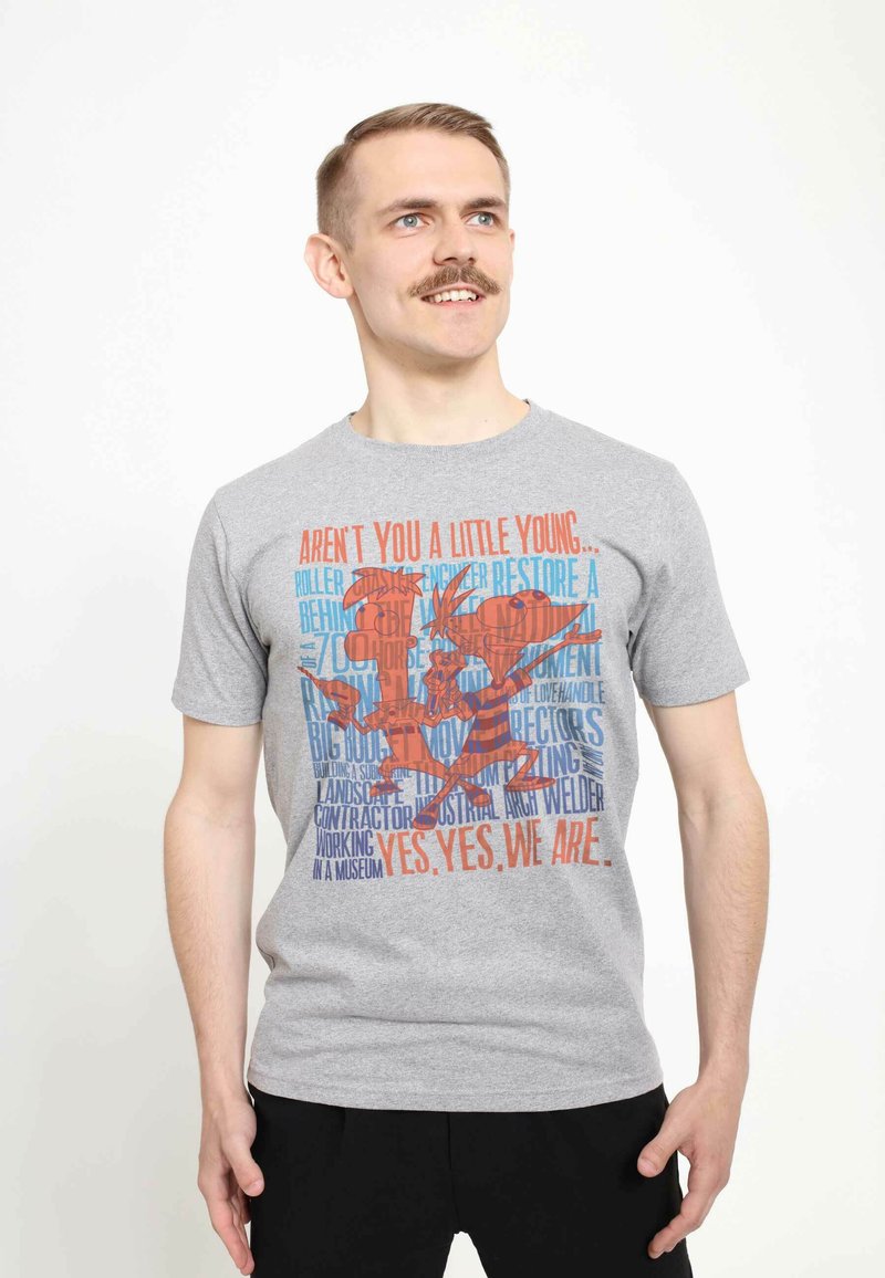 Grå bomullströja med en färgglad grafisk design som har tecknade karaktärer och text, inklusive fraser i rött och blått.