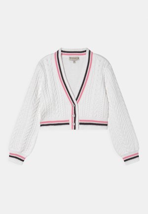 Cárdigan corto de punto con trenzas en color blanco, con un escote en V profundo, acentuado por rayas en rosa, negro y blanco en el cuello y los puños, con tres botones.