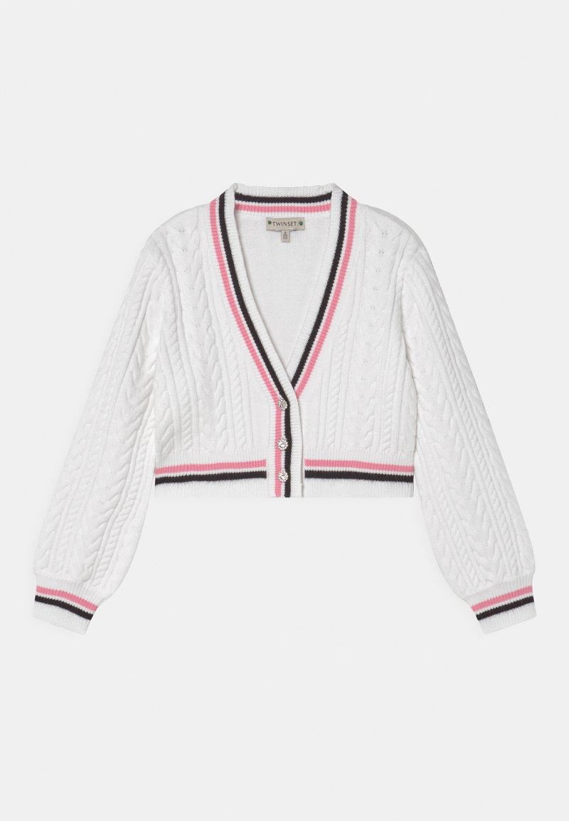 Cardigan blanc court en maille torsadée avec un col en V profond, souligné par des rayures roses, noires et blanches sur le col et les poignets, avec trois boutons.