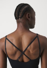 Stronger LIFT SHAPING POCKET - Sporta zāles kostīms - black