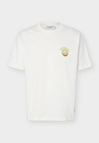 Λευκό T-shirt με κοντά μανίκια και στρογγυλό λαιμό, με μικρό γραφικό ακτινίδιο και το κείμενο «Marc O’Polo Denim» στο αριστερό μέρος του στήθους.