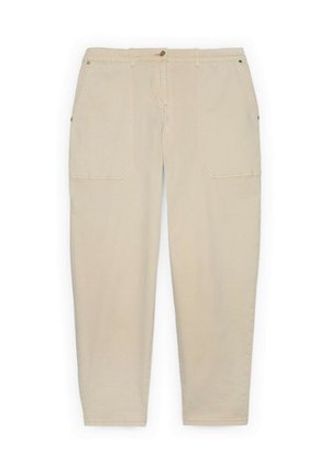 Beige vrijetijdsbegrotingsbroek met voorzakken, riemlussen en knoopsluiting, plat weergegeven tegen een witte achtergrond.