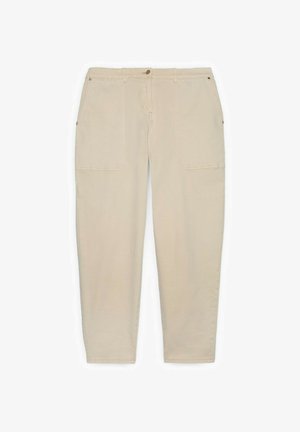 Beige vrijetijdsbegrotingsbroek met voorzakken, riemlussen en knoopsluiting, plat weergegeven tegen een witte achtergrond.