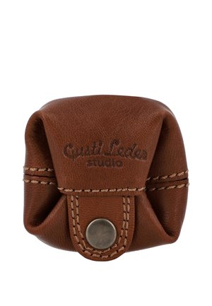 Bruine leren muntenportemonnee met klep en metalen drukknoop, met gestikte randen en het geperste "Gusti Leder studio" logo.