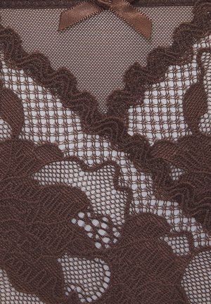 Tessuto di pizzo marrone con motivi floreali e bordatura a zigzag, sormontato da un piccolo fiocco di raso marrone.