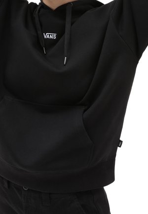 Felpa corta nera con tasca frontale, presenta un piccolo logo bianco "VANS" sul petto, realizzata in tessuto liscio con una texture morbida.