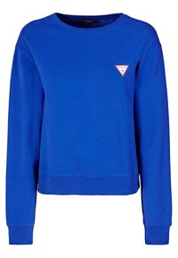 Sudadera de cuello redondo de manga larga azul con pequeño logo triangular rojo y blanco de Guess en el lado izquierdo del pecho.