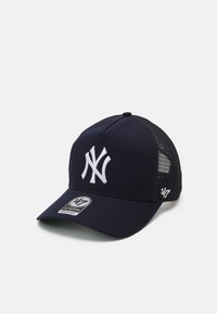 Căciulă de baseball bleumarin cu un front structurat, logo brodat alb, spate din plasă și rează curbată. Dispune de o bandă reglabilă pentru o ajustare perfectă.