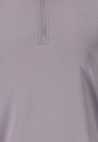 Lichtpaarse sportshirt met een gestructureerd patroon, halve rits kraag en een subtiele print van het "ENDURANCE" logo op de stof.