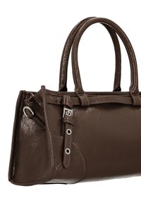 Borsa a mano in ecopelle marrone con due manici, forma strutturata, dettagli laterali e particolari in metallo color argento. Finitura della superficie testurizzata.