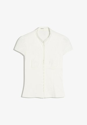 Weiße Bluse mit kurzen Ärmeln, kleinem Kragen und Knopfleiste vorne, taillierter Passform und leichter Raffung im Brustbereich.