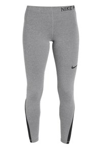Leggings de sport gris en tissu extensible. Présentent des accents noirs au niveau des chevilles et une taille noire avec le logo "NIKE PRO".