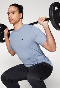 Nike Performance HYVERSE - Camiseta deportiva - ashen slate/black