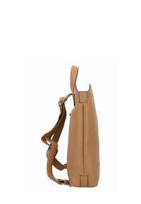 Sac à dos en cuir tan avec des bretelles réglables, design épuré, texture lisse, forme verticale et une poignée supérieure pour le porter.