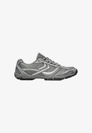 Grauer Sportschuh mit Mesh- und synthetischem Obermaterial, Schnürdesign und strukturierter Gummisohle für Outdoor-Aktivitäten.