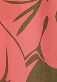 Tessuto rosa con un grande motivo fogliare verde scuro. Il design presenta linee morbide e una finitura leggermente texturizzata.