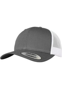 Grå snapback-cap med buet skygge, med en solid frontpanel og hvit mesh-bakside for pusteevne. Merket leser "The Classic Snapback."