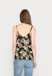 Camisola sem mangas preta com flores rosa e brancas, acompanhadas de folhas verdes, alças ajustáveis e um design de costas em forma de V.