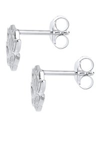 Boucles d'oreilles en argent en forme de fleur avec une finition polie et des détails de pétales élaborés. Elles disposent d'un fermoir à tige standard et d'un papillon.
