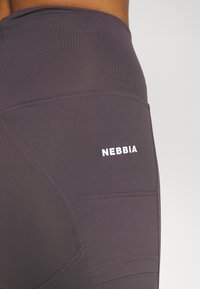 Nebbia HIGH WAISTED LEGGINGS SHORTS FIT SMART - Tajice - marron